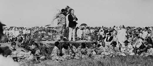 “Forward to the Soil,” a 1927 ceremony near Hialeah, celebrated land reclamation. This publicity stunt included a “peace treaty” with the Seminoles. Fearing a loss of sovereignty, alarmed tribal leaders reiterated their independence for years and emphasized that no official treaty had ever been signed. Photo by Claude Matlack. 101-30.