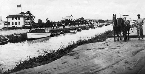 Moore Haven was founded in 1915, at the Caloosahatchee Canal entrance to Lake Okeechobee. 1998-266-1