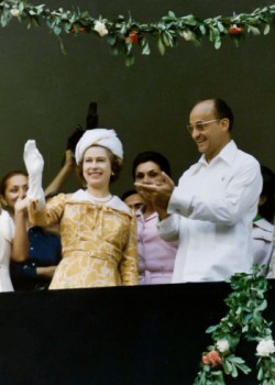 President Luis Echeverría (clapping) with Queen Elizabeth II and Prince Philip of England. 1975. Loan courtesy of Fam. Echeverría Zuno. President Luis Echeverría (clapping) with Queen Elizabeth II and Prince Philip of England. 1975. Loan courtesy of Fam. Echeverría Zuno.